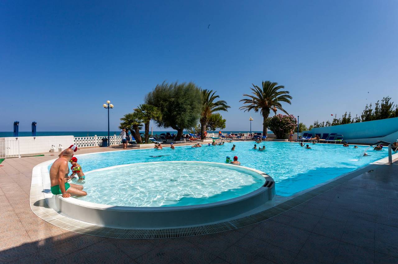 dettaglio-piscina.jpg