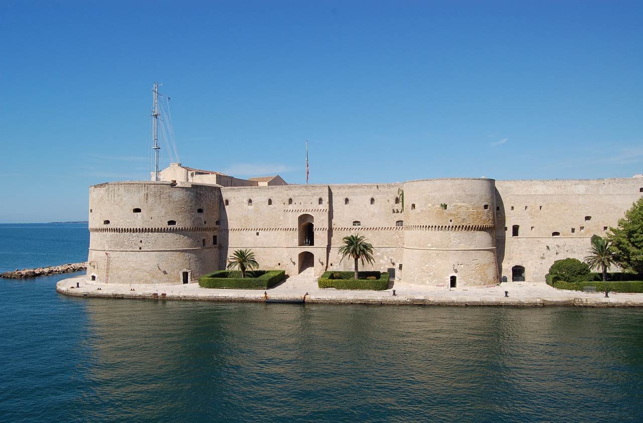 taranto castello.jpg